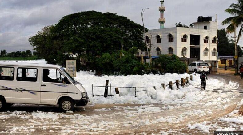 印度班加罗尔湖水溢出毒泡沫 如同满城飞雪(高清)