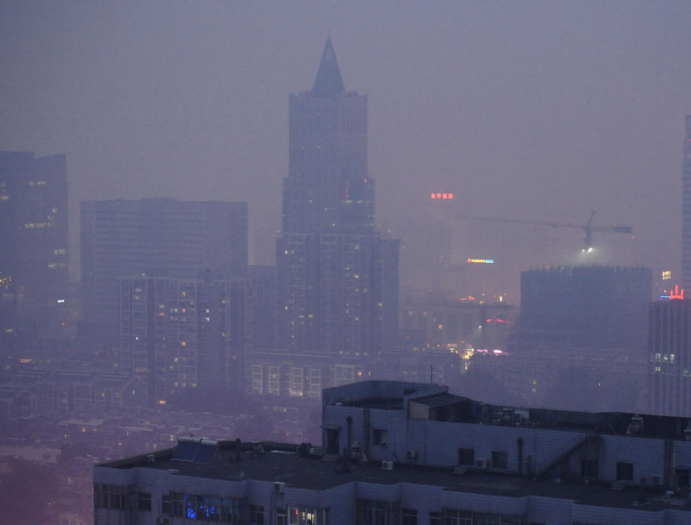 组图:济南空气陷重度污染 市民闻到秸秆焚烧味