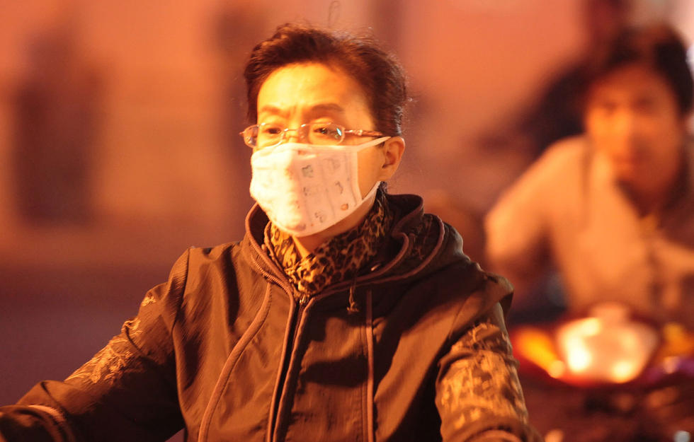 组图:济南空气陷重度污染 市民闻到秸秆焚烧味