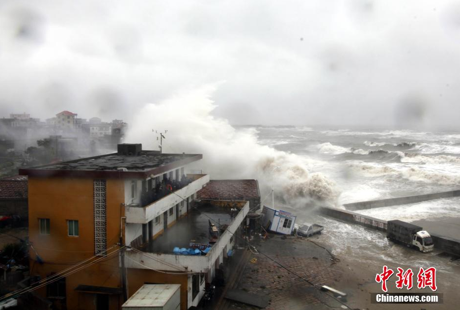  台风  杜鹃  登陆 福建沿海掀滔天巨浪_扬子晚报