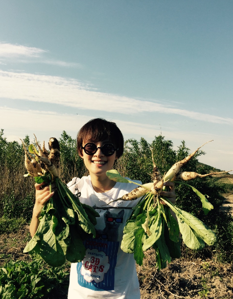 孙俪带儿子下地干活 等等锄草摘菜超认真(组图)