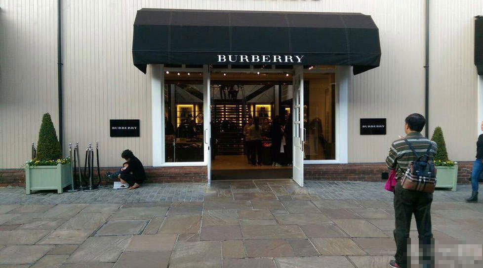 亚洲游客抱小孩在英奢侈品店前随地大便引争议