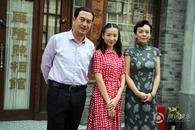 《花开如梦》探班 张嘉译:拍床戏直接放倒董洁 - 粉丝网星闻