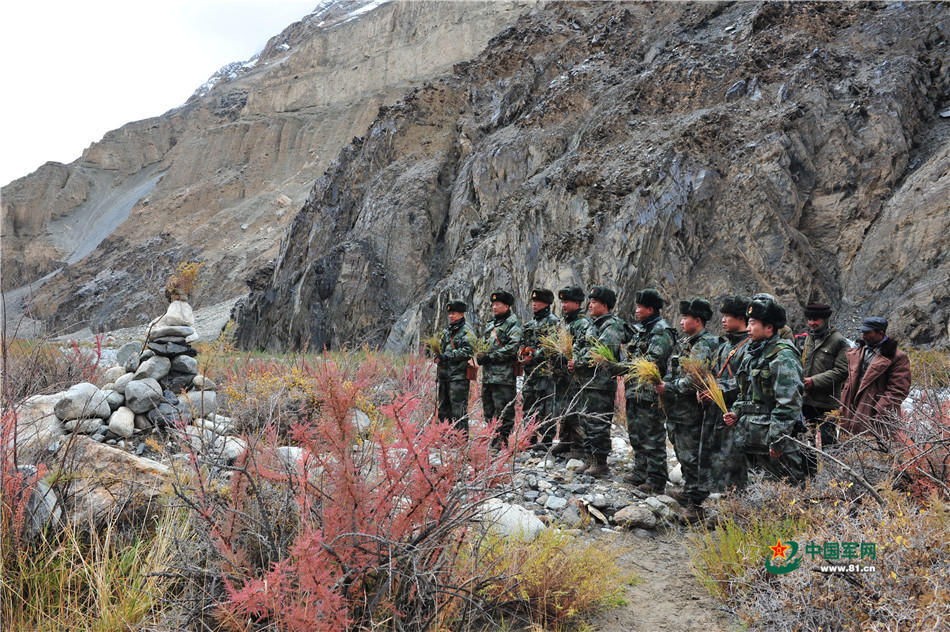 组图:牦牛骑兵巡逻"死亡谷 地势险恶军马无法通行