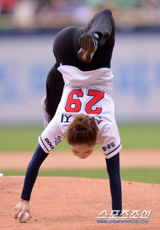 韩女星棒球赛高难开球一字马秀柔韧惊呆观众