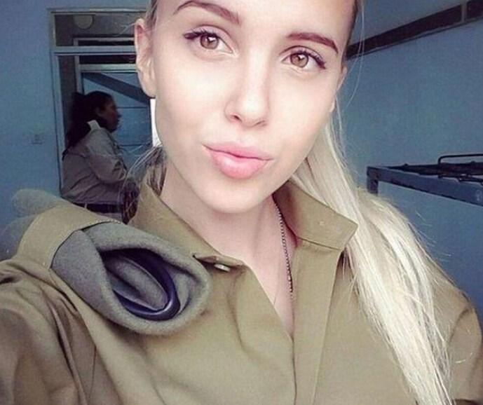  以色列 女 模特入伍 当兵 穿低胸背心身材火辣 - 