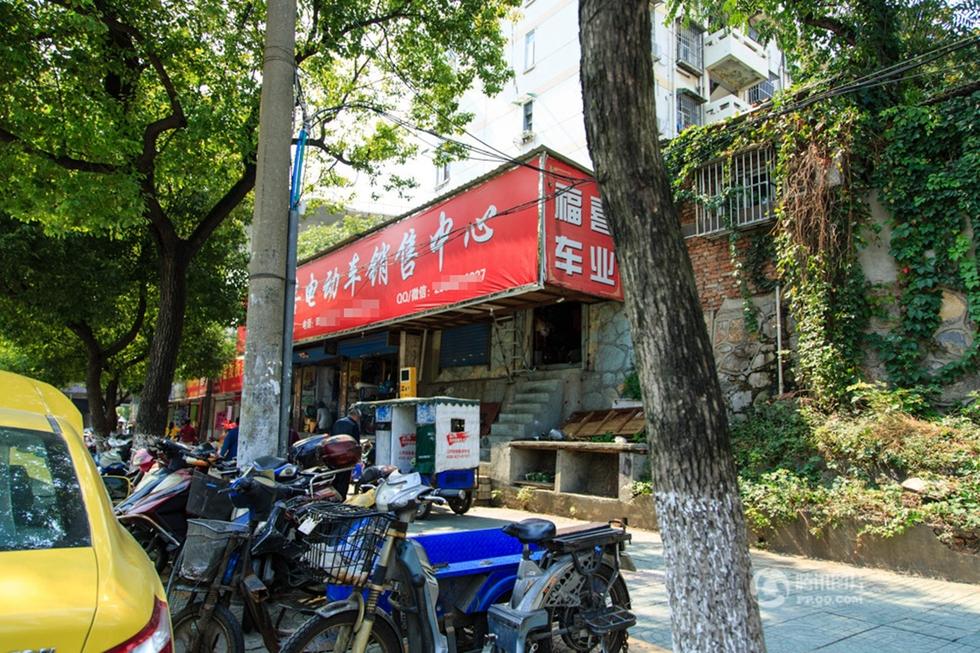 南京电动车店老板为节省成本窝居广告箱 - 谈天