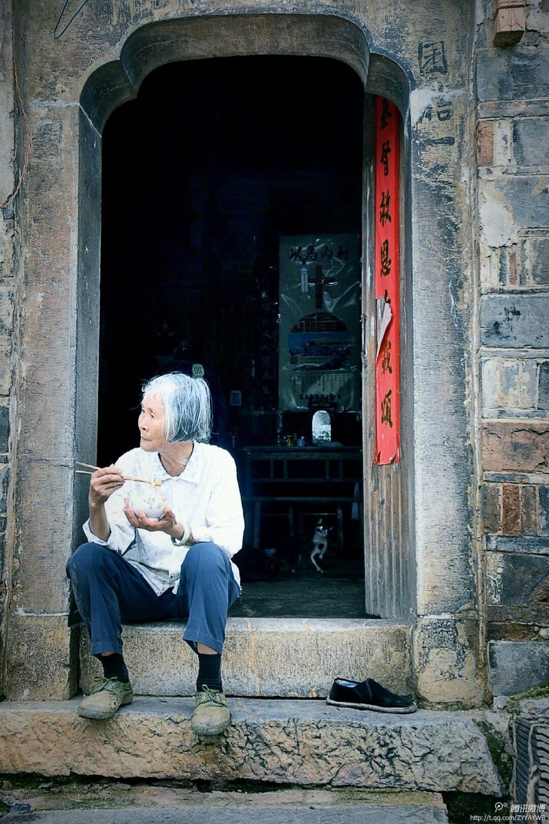 网友镜头中的农村留守老人:高龄劳作孤独度日