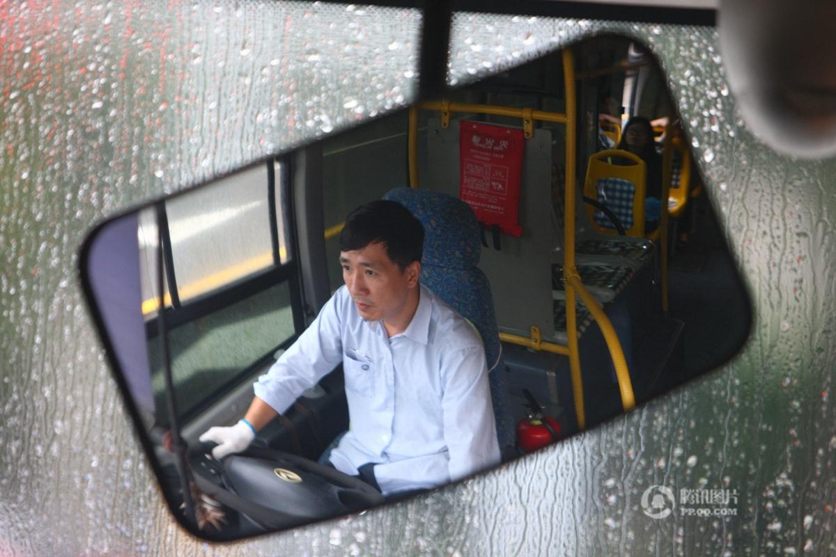 【中国人的一天】公交驾驶员的航空梦