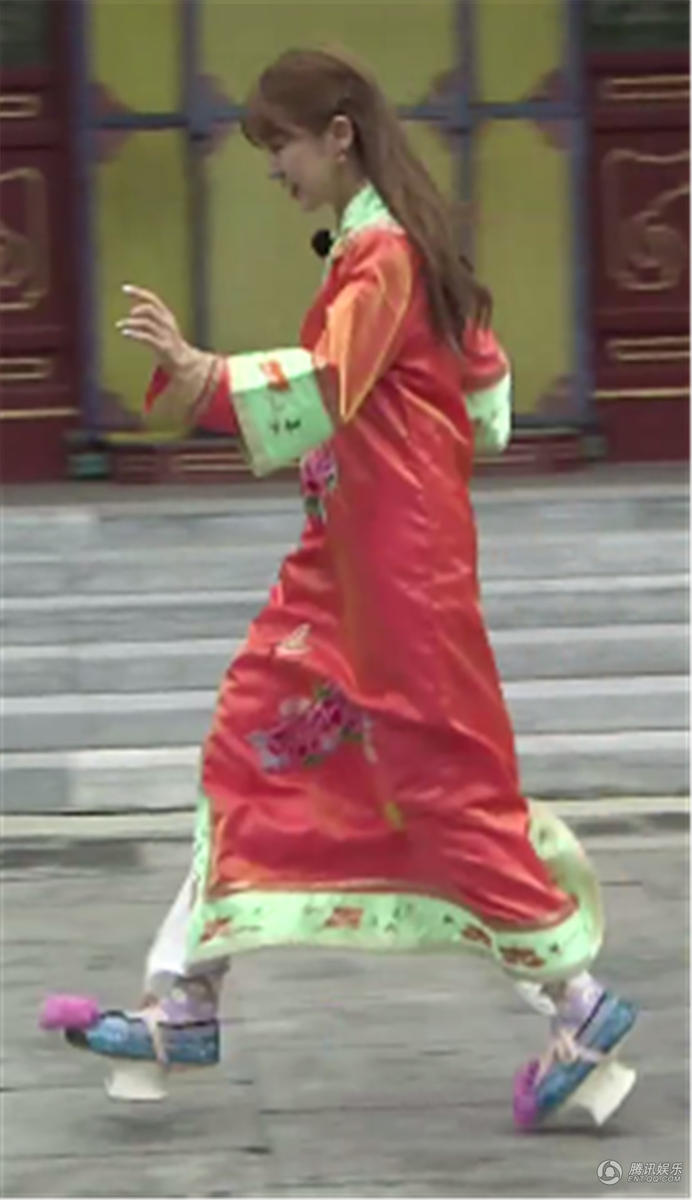 高跟鞋踩睾丸_女王高跟鞋踩爆睾丸_高跟鞋踩