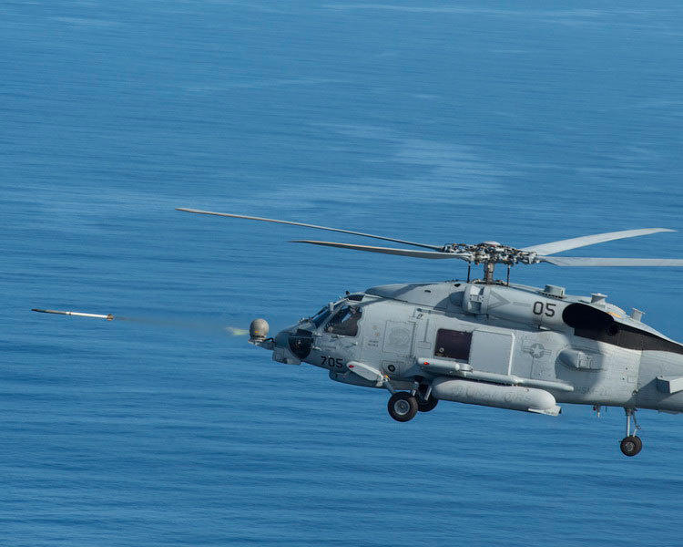 组图:美国海军mh-60r"海鹰"直升机试射制导火箭弹