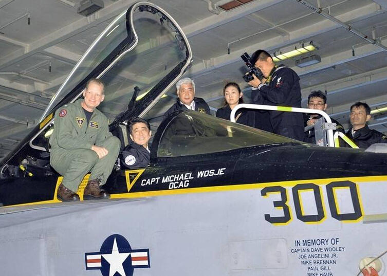 美航母着火安倍当天也在舰上 美军拒绝透漏火情