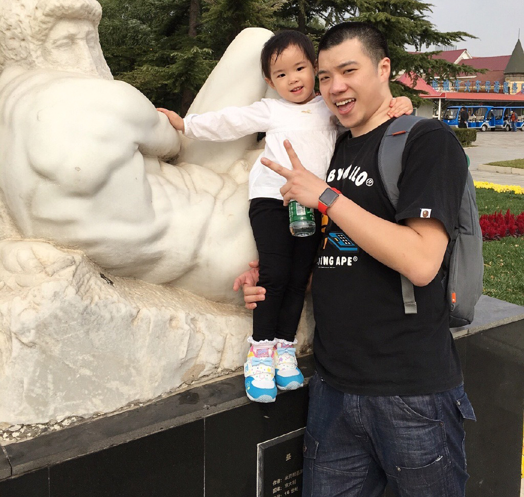 黄毅清晒与女儿出游照 网友:基因强大绝对亲生