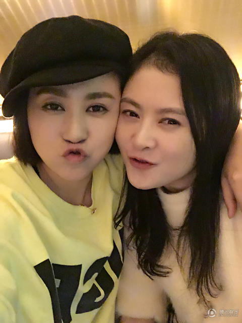 马丽与沈腾妻子贴面合影闺蜜齐嘟嘴卖萌