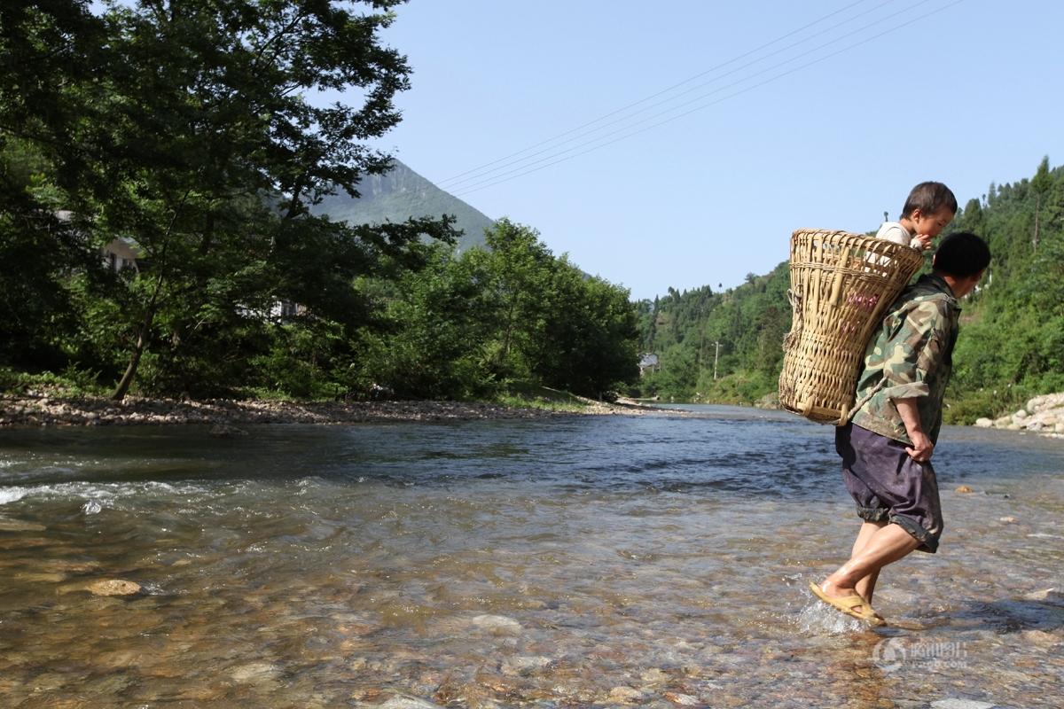 摄影师11年间记录32组山区农村人的生活(高清图)