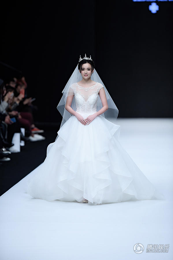 设计师的婚纱_著名设计师的婚纱图片(3)