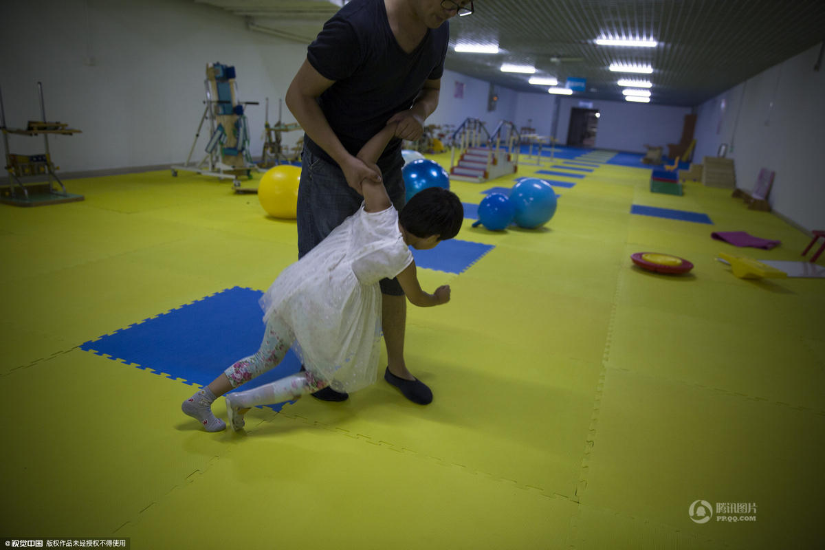 深圳五岁女孩患恶性肿瘤 两年放疗近30次(组图)