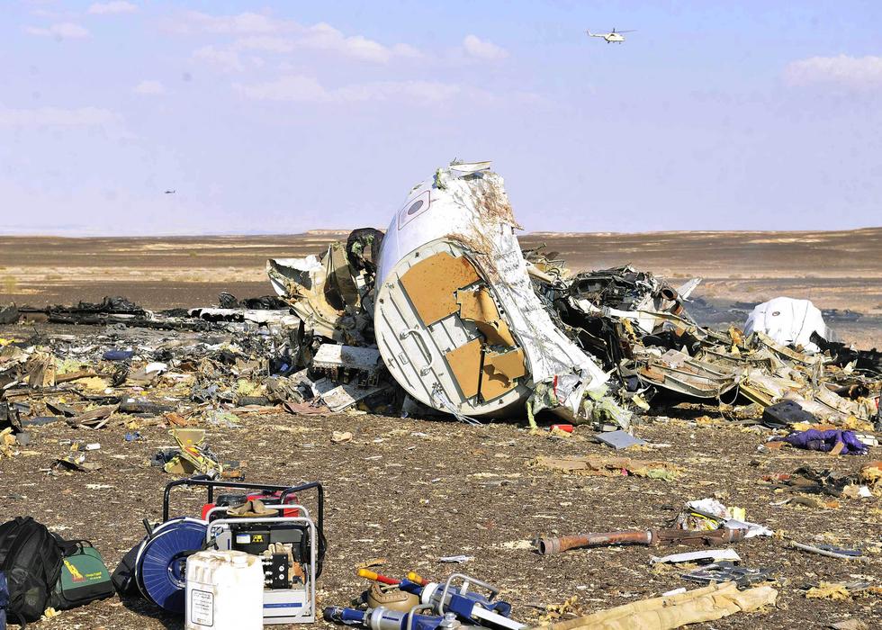俄罗斯客机坠毁现场曝光 残骸四分五裂