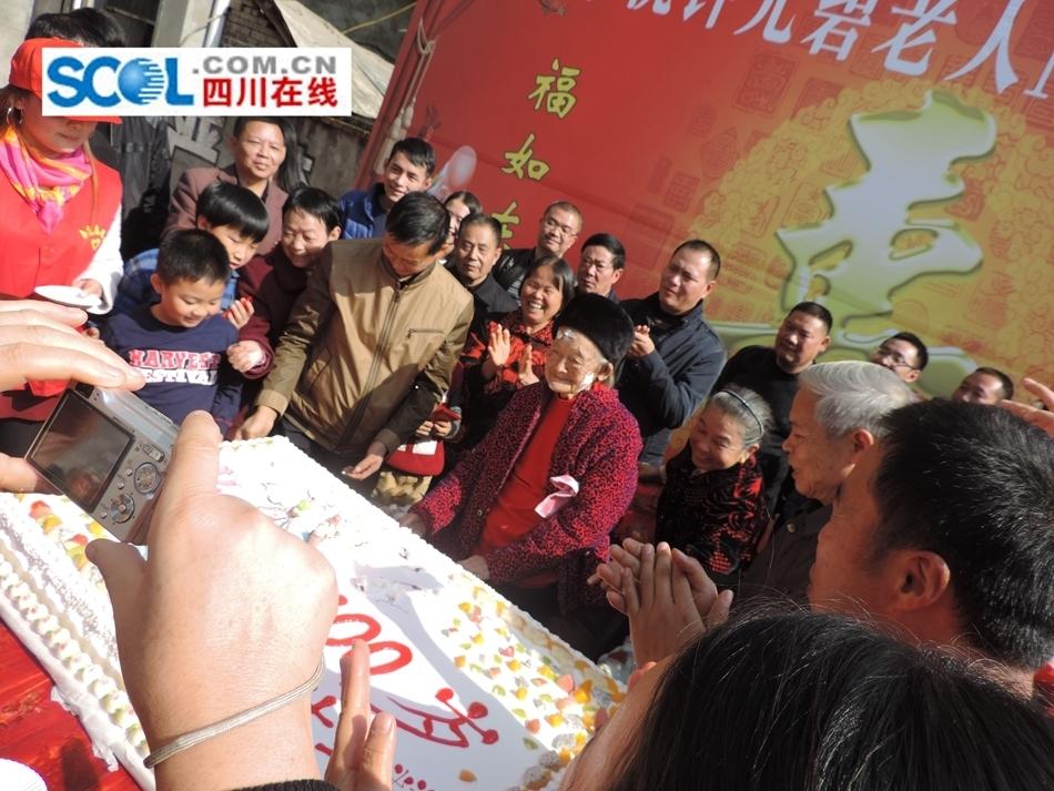 "欢聚在坝坝宴席上向钟碧华老人祝寿,前来贺喜的街坊邻居分两轮设宴