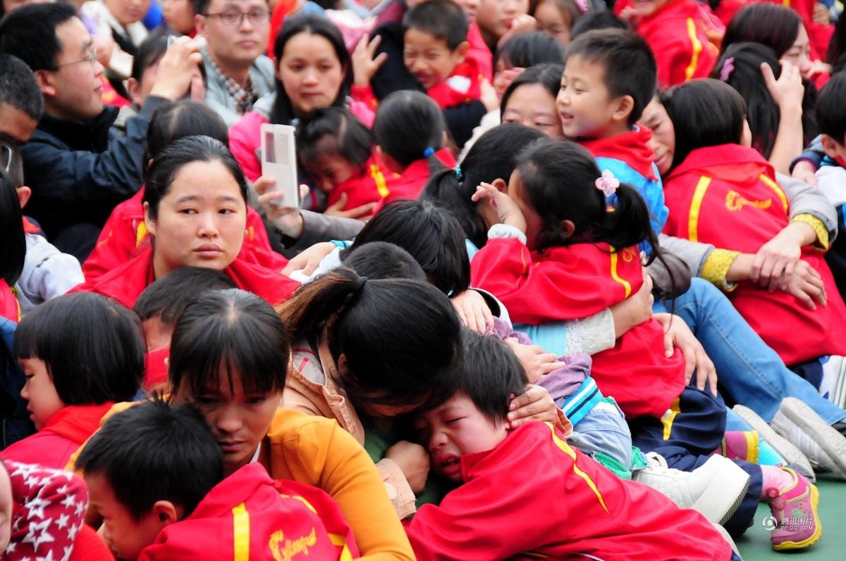 云南小学感恩教育现场 家长孩子哭成堆(高清组图)