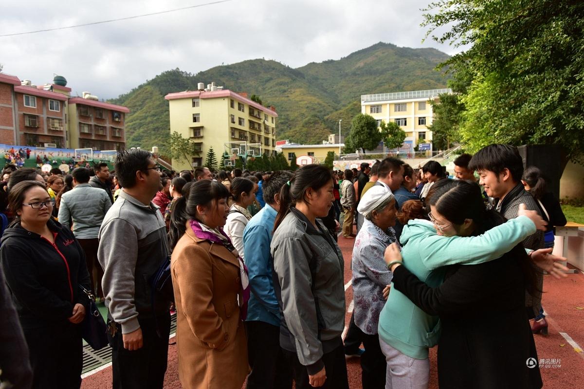 云南小学感恩教育现场 家长孩子哭成堆(高清组图)