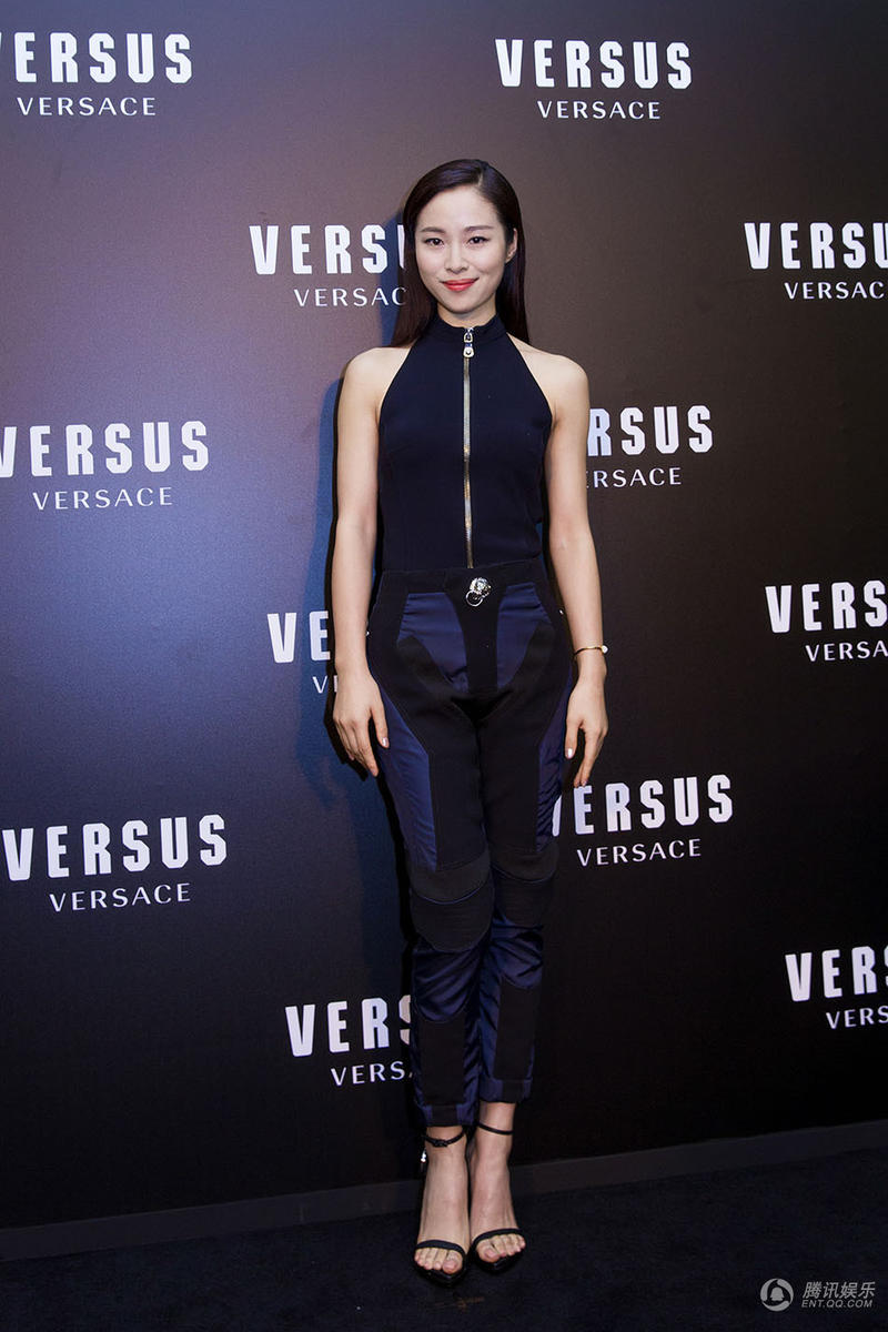 组图:江一燕出席某活动 性感朋克风大秀美背