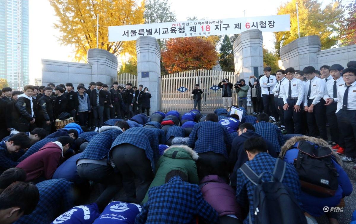 韩国高考 师弟师妹集体下跪为考生加油 - AcFun弹幕视频网 - 认真你就输啦 (ω)ノ- ( ゜- ゜)つロ