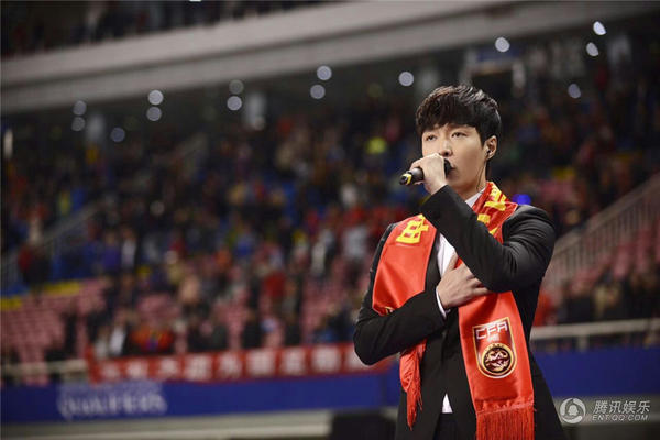 组图:张艺兴频繁跨界体育赛事 世预赛领唱国歌