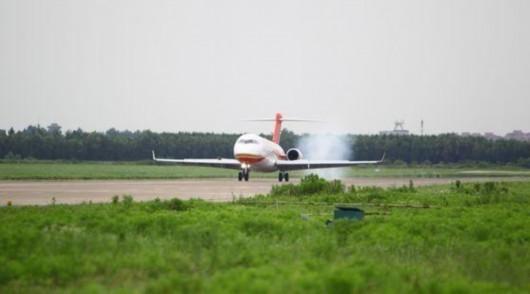 图片说明:arj21飞机在上海大场机场降落.图片来自网络