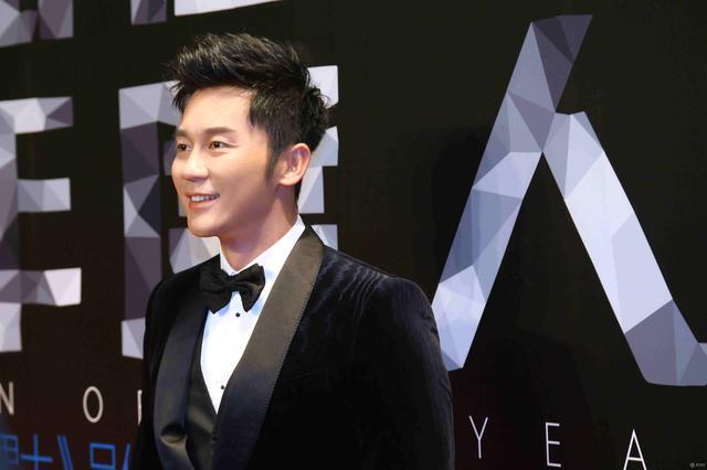 组图:李晨获绝对吸引力明星 黑西装显熟男气质