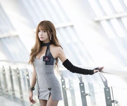 一年不见又发育了?韩国嫩模许允美亮相gstar