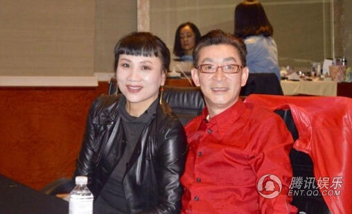 六小龄童带妻助阵陈建斌新片 牵手现身显恩爱(图)