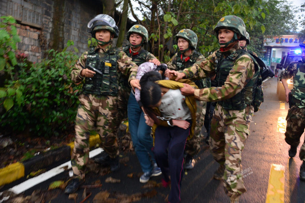 江西在逃杀人犯持枪拒捕被当街击毙(慎入/组图)