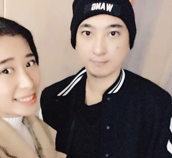 王思聪女厕门口合影嫩妹 热情向粉丝挥手(组图)