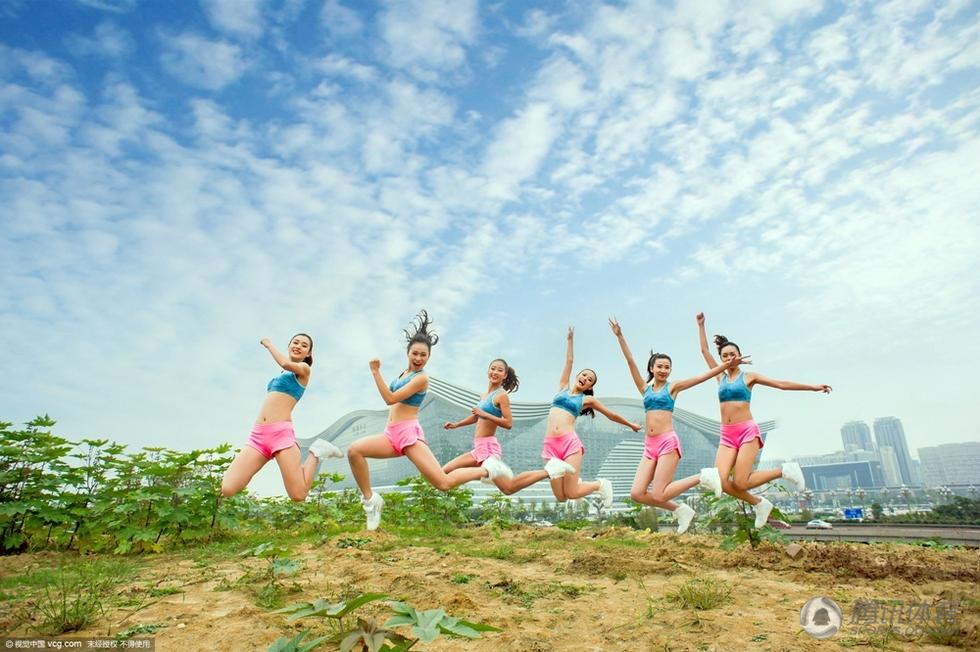 组图:美腿如林!大学健美操队员拍喷血写真 - A