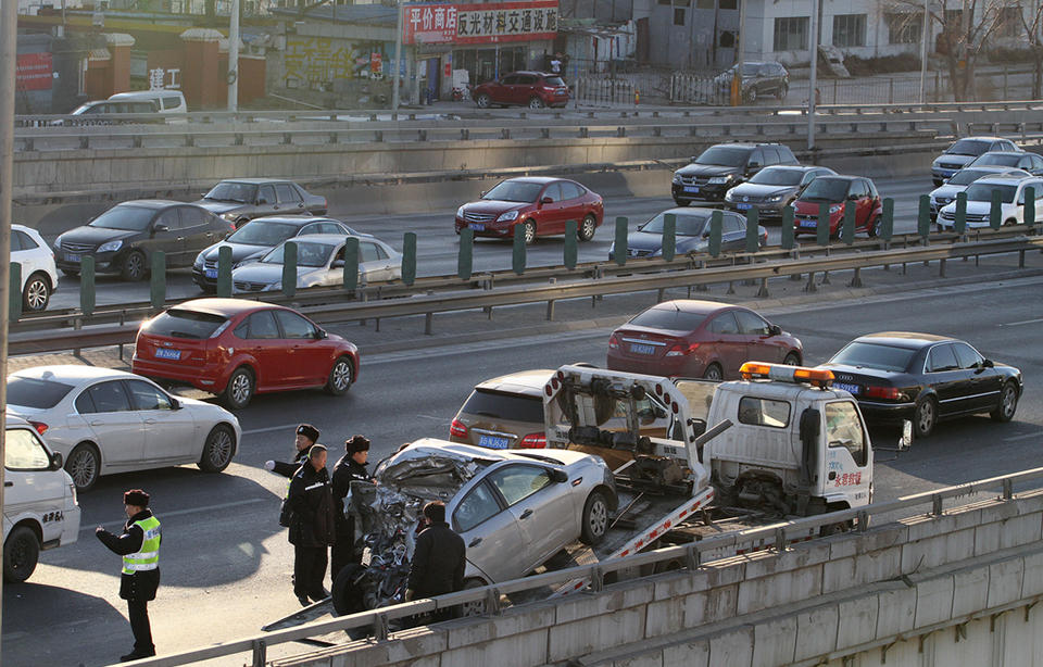 北京东四环大郊亭桥区车祸交通事故 车辆损坏严重