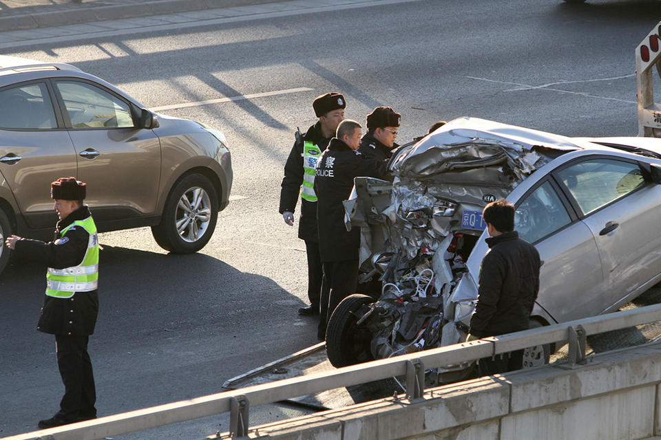 交通事故,由于车辆损坏严重和人员受伤,交警对道路采取临时断路救援和