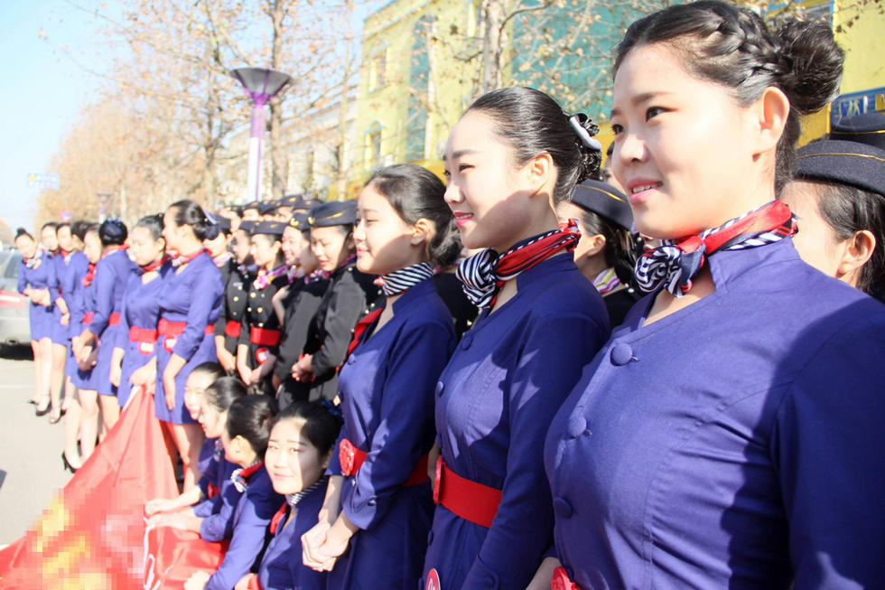 山东百余女生寒冬露大腿穿空乘制服拍合影