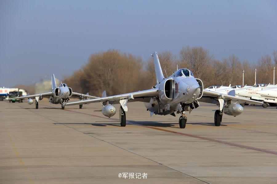 组图:老骥伏枥 强5攻击机演练低空突袭_新闻_腾讯网