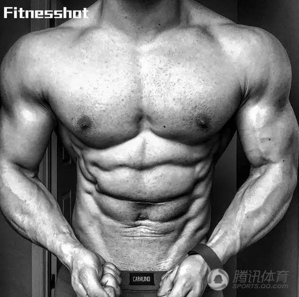 高清:正能量!阳光帅气肌肉男靠健身维持生命