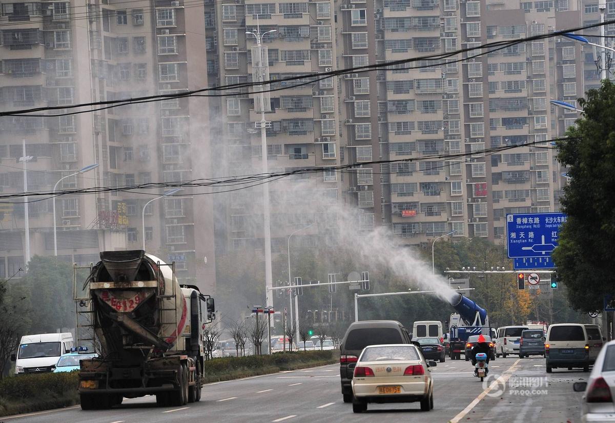 湖南长沙“雾炮车”抗霾 1.5小时喷洒9吨水(组图)