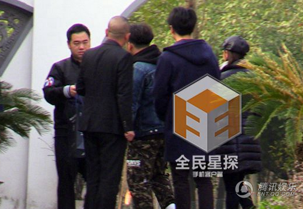 陈妍希陈晓台湾首合体 牵手回家见父母(组图)