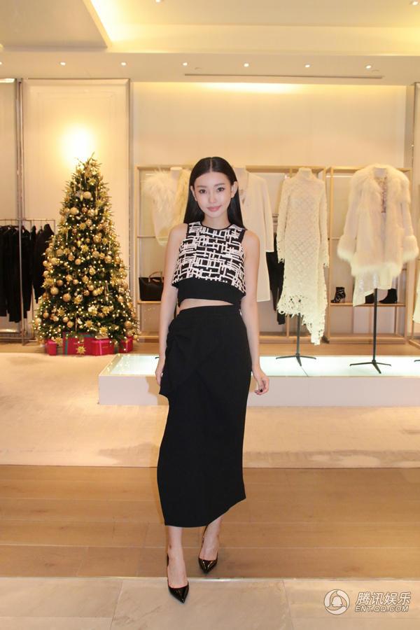 组图:童菲长裙亮相品牌活动 露小蛮腰秀好身材