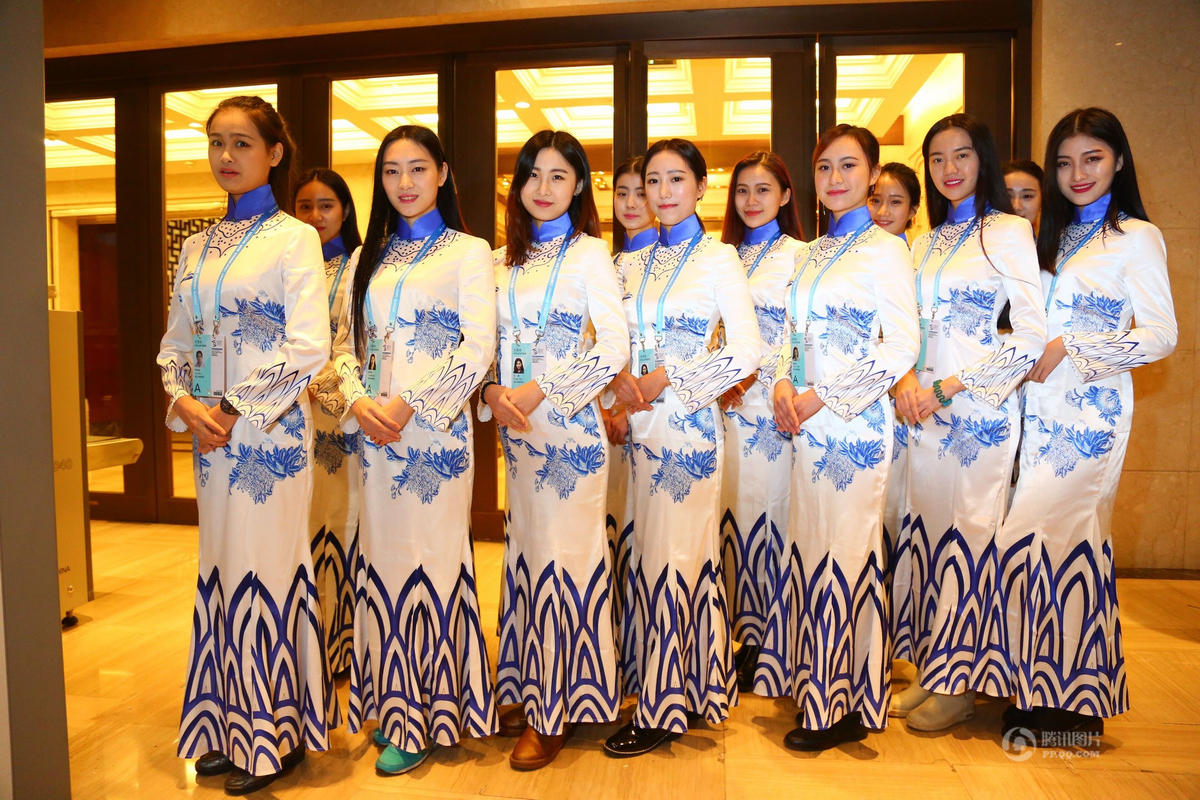 互联网大会礼仪养成记 大学生着青花瓷旗袍亮