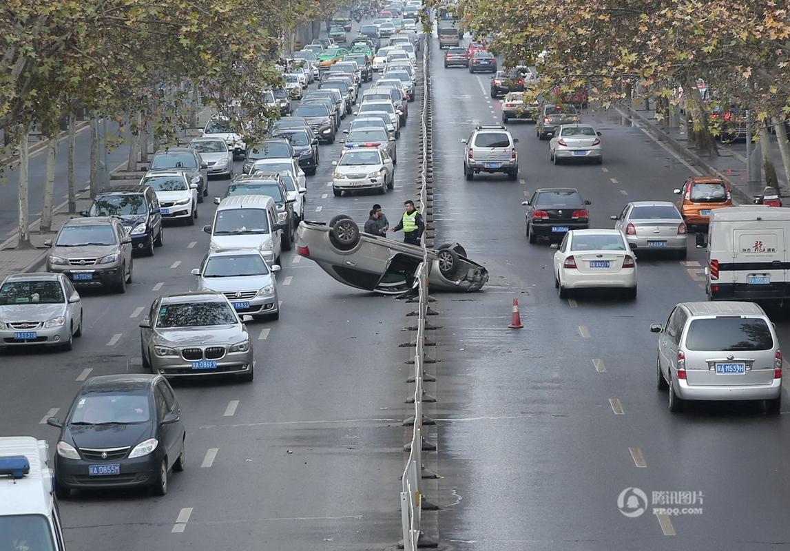 西安一轿车爆胎后翻车 撞上隔离栏引发连环车祸 - 新鲜的事 - 紫呜网 - www.ziwuwu.com