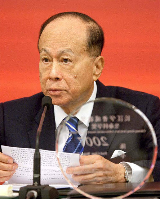 .据陈美华著作《香港超人--李嘉诚传》(广州出