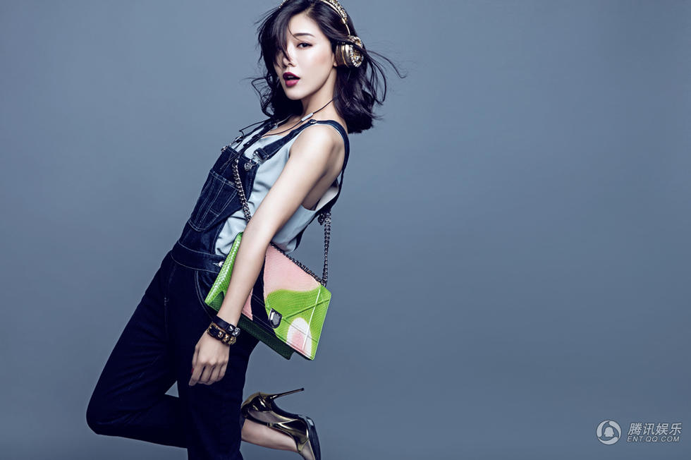 高清:邓家佳杂志大片曝光 造型百变显时尚冷艳