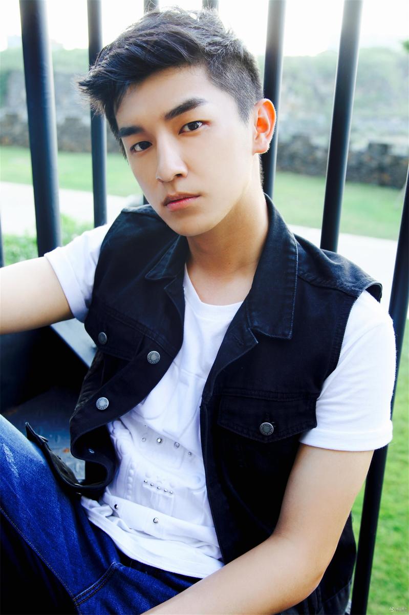 高清:杨旭文三亚曝生活写真 剑眉星目阳光帅气 - 中文文化 - 中国日报网