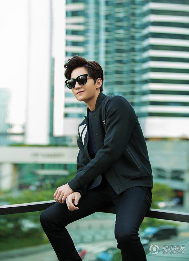 高清:杨洋演绎街拍时尚 活力型男展百变魅力