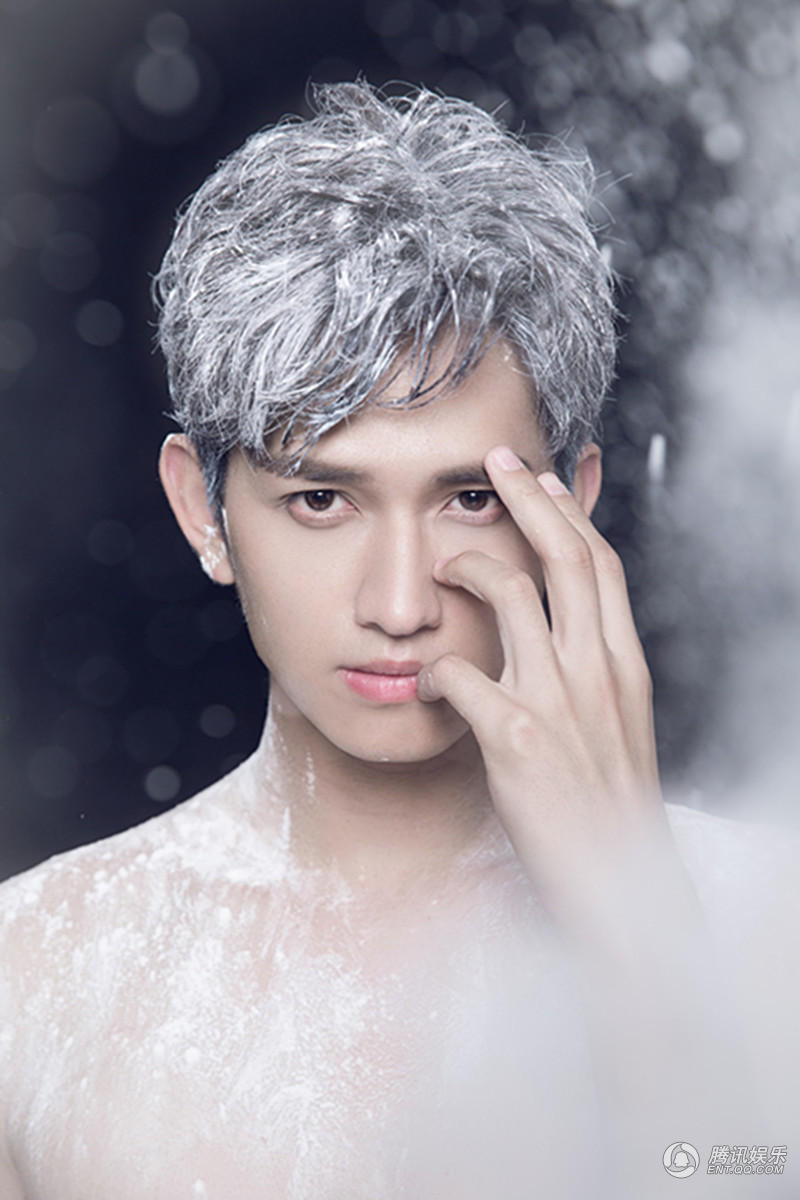 组图:马可圣诞大片曝光 粉末炫酷帅气逼人